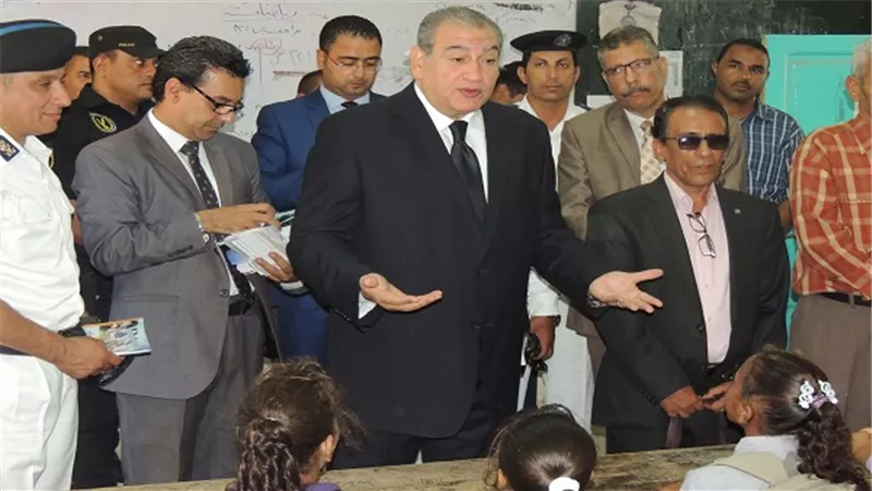 بالصور .. مدير امن السويس يزور عدد من مدارس المحافظة ويقدم الهدايا للطلاب