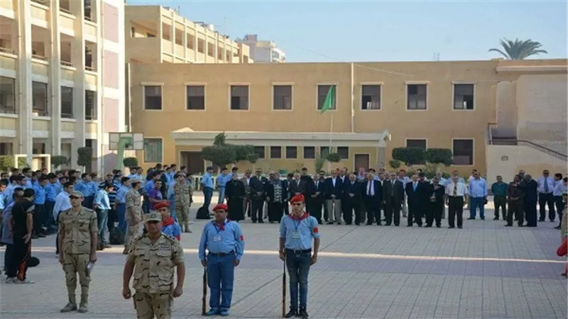 محافظ الدقهلية يشارك طلاب مدرسة المنصورة الثانوية العسكرية طابور الصباح