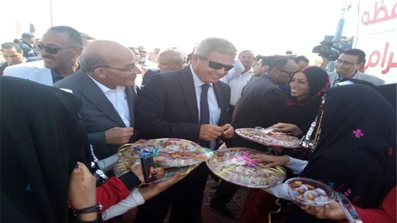 وزراء الزراعة والشباب والآثار ومحافظ الوادي الجديد يشهدون إطلاق اطول سلسلة تمور في العالم بطول 5 كم