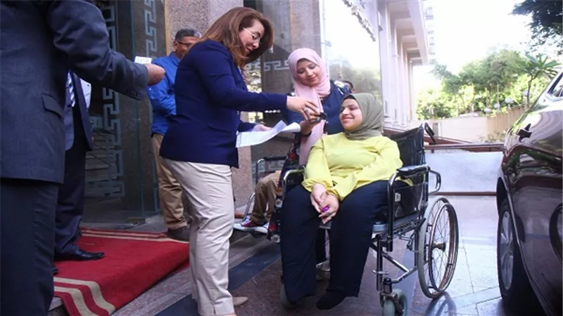 بالصور.. وزيرة التضامن تسلم الطالبة المتفوقة 