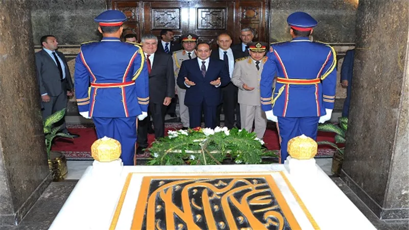 السيسي يضع اكليل الزهور على قبر الجندي المجهول في احتفالات أكتوبر 