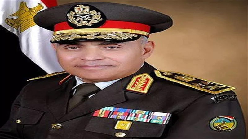 وزير الدفاع ينيب قادة الجيوش بوضع إكليل الزهور على الجندى المجهول