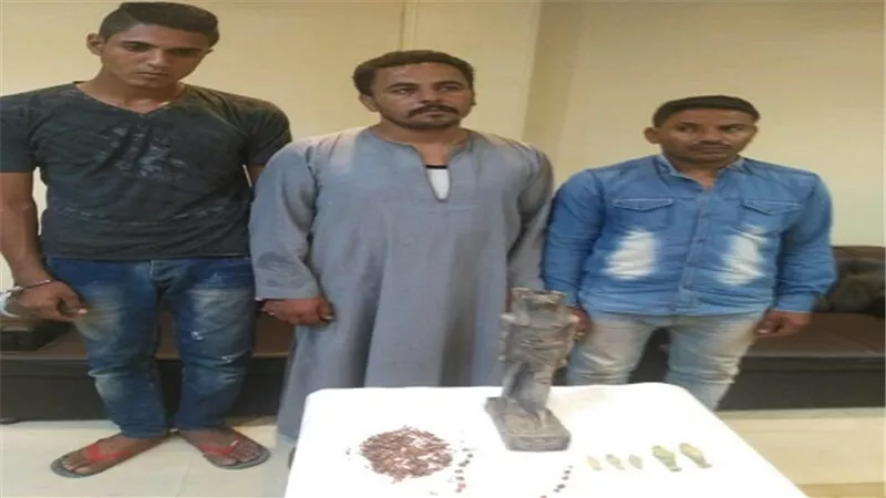 مباحث السياحة والاثار بالفيوم تضبط عامل ونجار وطالب وبحوزتهم قطع اثارية 