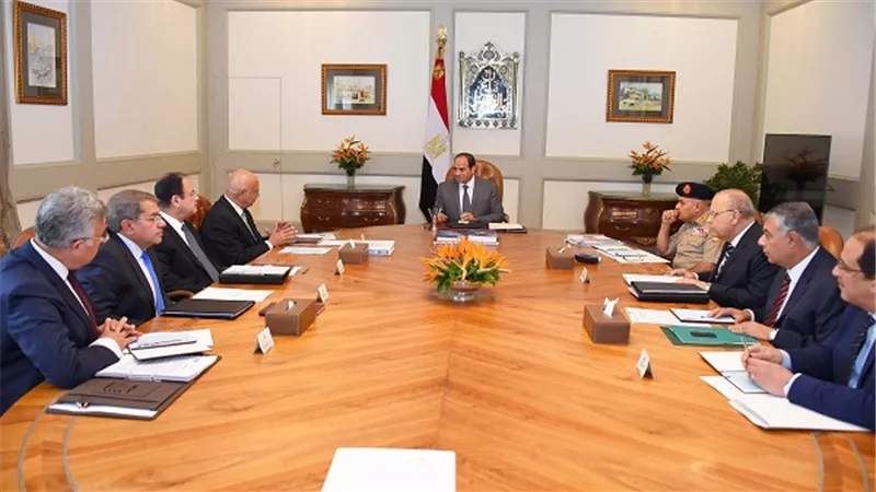 السيسي يجتمع مع مجلس الوزراء وعدد من الوزراء وكبار المسئولين