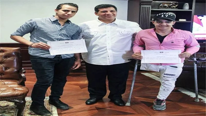 بالصور.. اشرف شيحة يكرم الشابين 