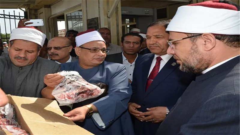 خلال زيارته لمحافظة الغربية.. وزير الأوقاف يشهد توزيع لحوم صكوك الأضاحي