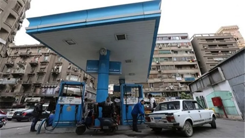 ضبط مسئولين عن محطة لتمويل السيارات لتصرفهم فى 888 ألف لتر 