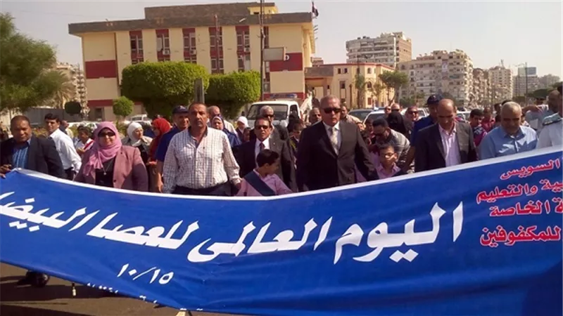 بالصور.. محافظ السويس يتقدم  مسيرة كبيرة لحاملى العصا البيضاء