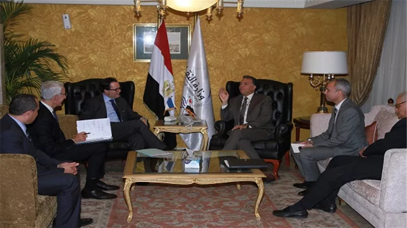 عرفات يلتقي السفير الفرنسي بالقاهرة ورئيس شركة السكك الحديدية الفرنسية