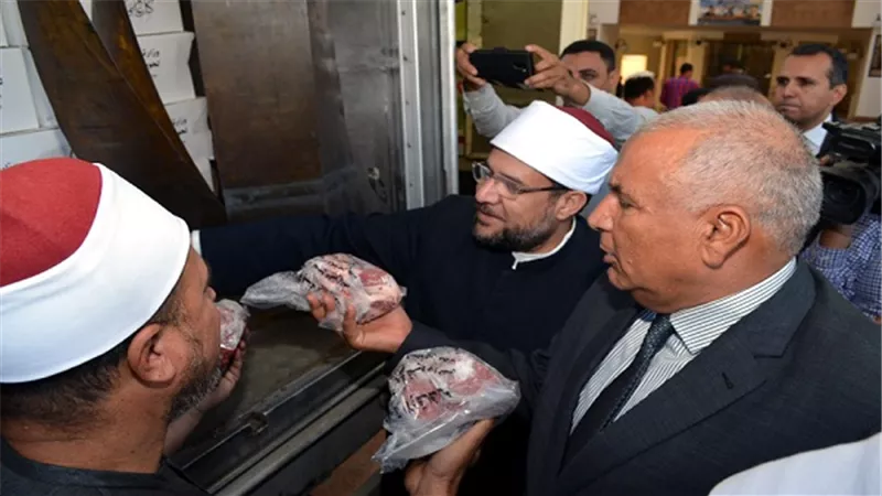 جمعة يشهد جانبا من توزيع الدفعة الثانية من لحوم صكوك الأضاحي