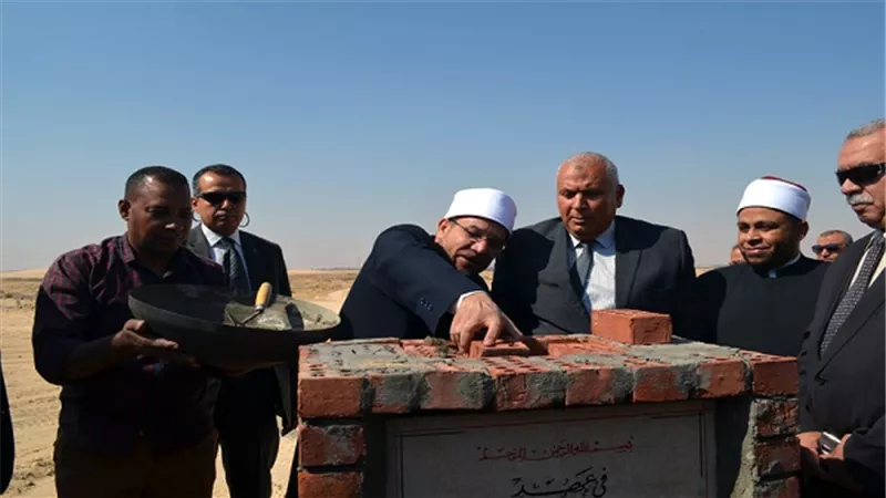 وزير الأوقاف يغرس نخلة بمطار الخارجة ويضع حجر الأساس لمسجد 
