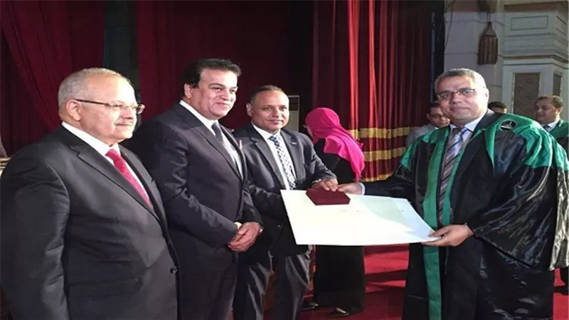 وزير التعليم العالى يكرم 186 عالمًا وباحثًا من الفائزين بجوائز الدولة 