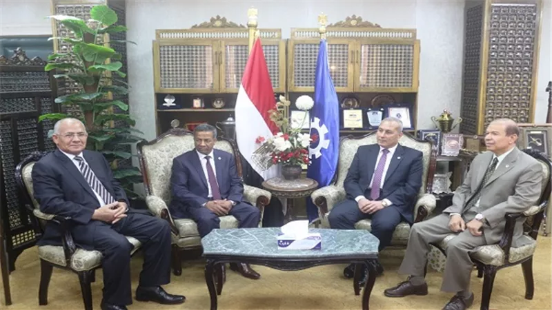 بالصور.. محافظ السويس يبحث مع رئيس مصنع 