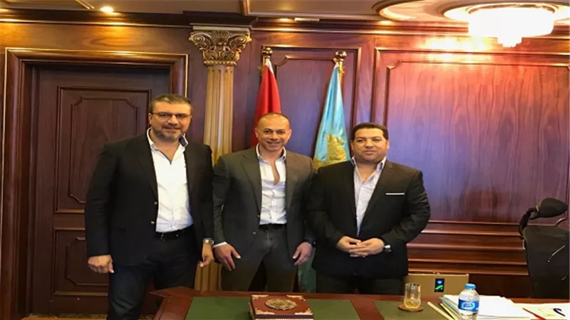 تعاقد بين 