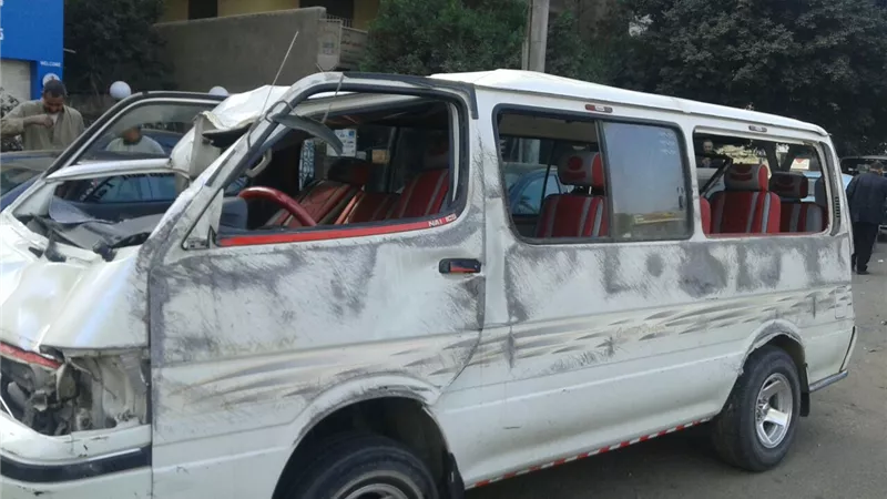 انقلاب ميكروباص بالقرب من محطة مترو المنيب