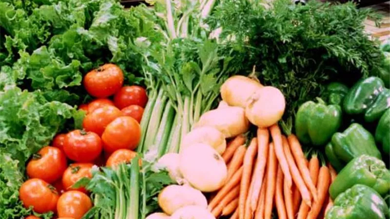 قائمة بأسعار الأسواق.. خضروات ودواجن ولحوم