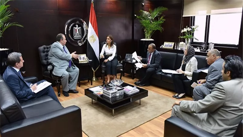 سحر نصر تبحث مع السفير الرومانى تفعيل 4 مذكرات تفاهم 