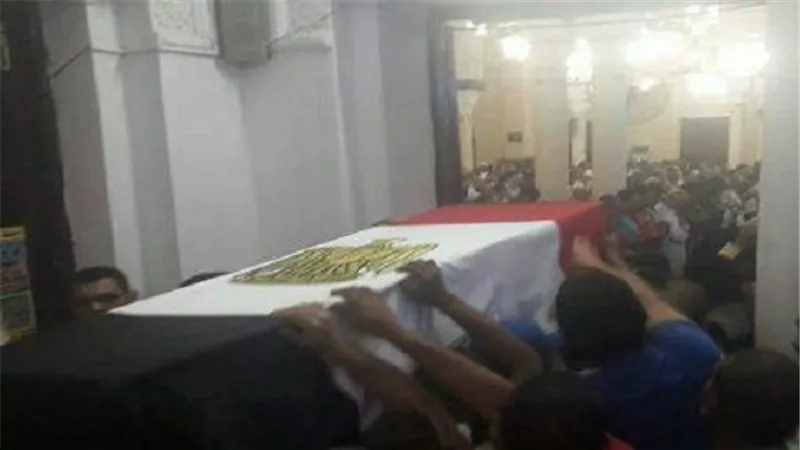  الآف السوايسة يشيعون جثمان شهيد العمليات الارهابية فى الواحات