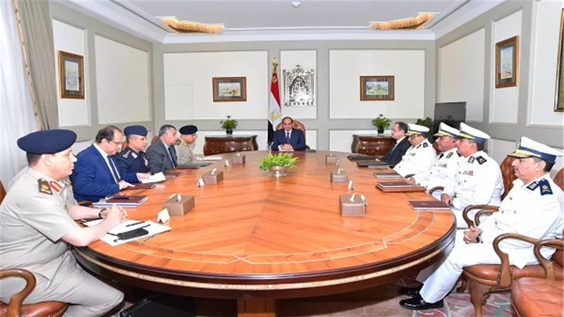 السيسي يعقد اجتماعاً مع وزير الدفاع ووزير الداخلية ورئيس المخابرات العامة وعدد من قيادات ومسئولي وزارتي الدفاع والداخلية
