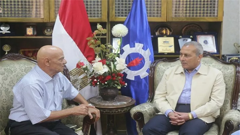 شاهد.. محافظ السويس يتسلم شيك بـ 2 مليون جنيه
