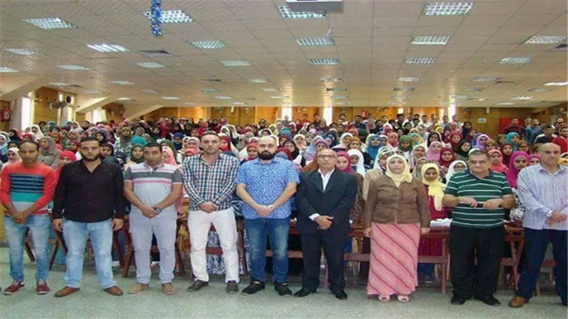 بالصور.. طلاب التمريض والتربية النوعية يقفون دقيقة حداد على ارواح شهداء الشرطة مع بداية اليوم الدراسى بالدقهلية