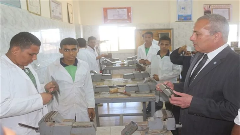 بالصور .. محافظ السويس يتفقد مركزالكفاية الإنتاجية والتدريب المهنى الجديد