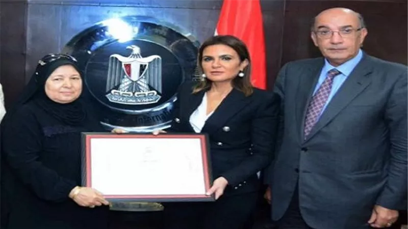 سحر نصر تستقبل سيدة تتبرع بشبكة ابنتها المتوفاة لصندوق تحيا مصر
