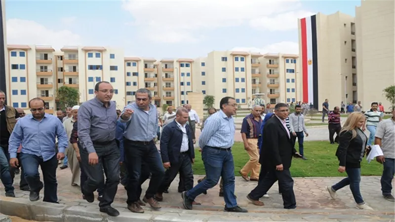 مدبولي خلال جولته بالمدينة: 43500 وحدة إسكان اجتماعي بالعاشر من رمضان.. وتجهيز 62 عمارة للتسليم