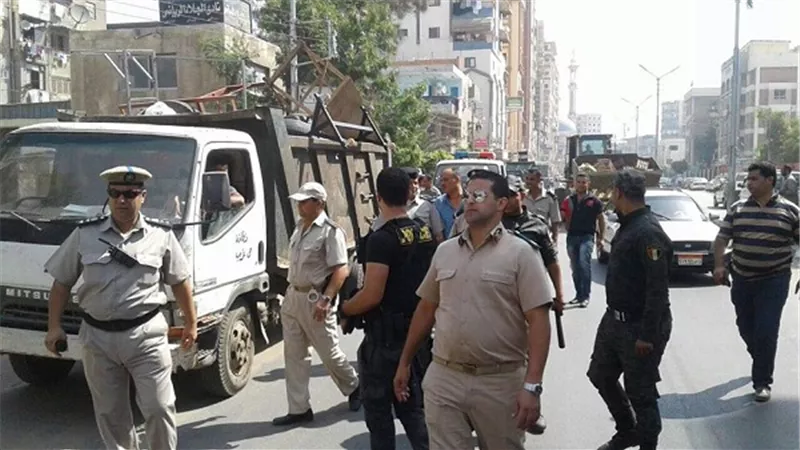 حملة مكثفة لازالة واشغالات بحي غرب المنصورة لإعادة الانضباط لشارع بالدقهلية