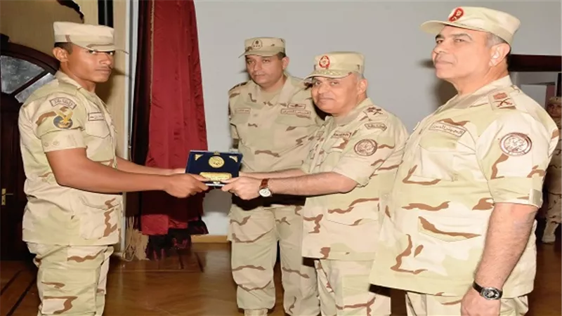 وزير الدفاع يلتقي ضباط وصف وجنود القوات المسلحة بنطاق المنطقة المركزية العسكرية
