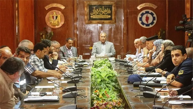 محافظ السويس يناقش استعدادات المحافظة لمجابهة أخطار السيول