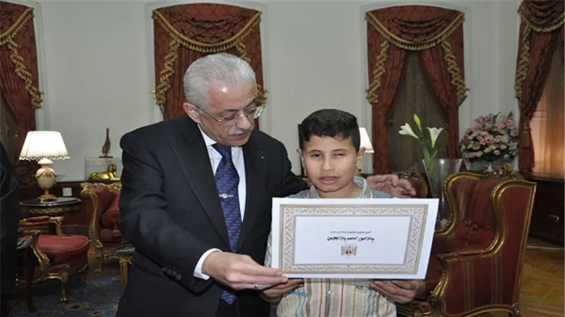 شوقى يكرم الطالبين الفائزين فى مسابقة التحدى العربى بدبى 