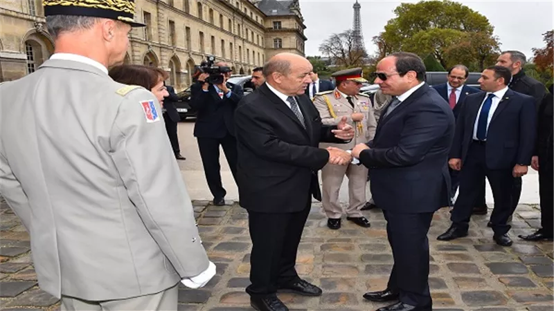 السيسي يعقد جلسة مباحثات مع الرئيس الفرنسى