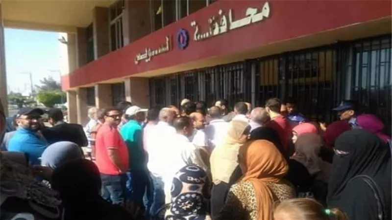  اهالى السويس يحتجون امام ديوان المحافظة للمطالبة بتسليمهم وحداتهم السكنية