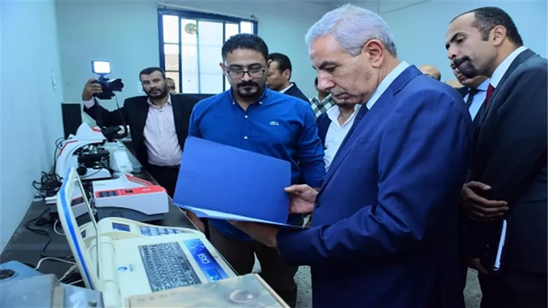 وزير التجارة والصناعة يقوم بجولة تفقدية بمعهد التبين للدراسات المعدنية
