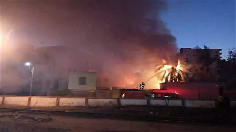 بالصور.. حريق ضخم بجوار مدرسة العائلة المقدسة في المنصورة