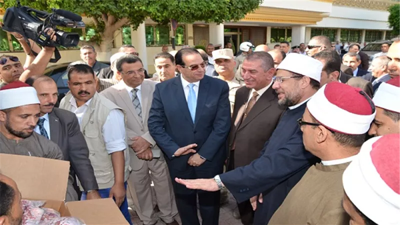 وزير الأوقاف يقوم بتوزيع  5 أطنان لحوم على الفقراء