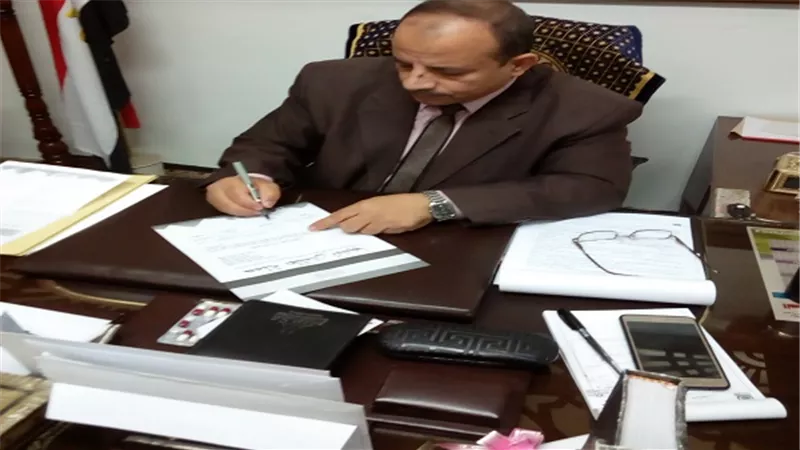 وكيل وزارة التربية والتعليم بقنا يوقع لحملة 
