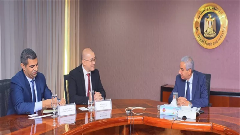 قابيل يبحث مع مسئولى بنك الاستثمار الآسيوى تمويل مشروعات البنية التحتية للصناعة المصرية