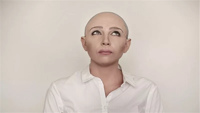 بالصور.. فتاة تتنكر بهيئة الروبوت 