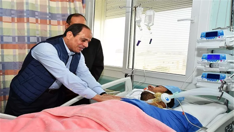 السيسي يزور النقيب محمد الحايس في مستشفى الجلاء العسكري