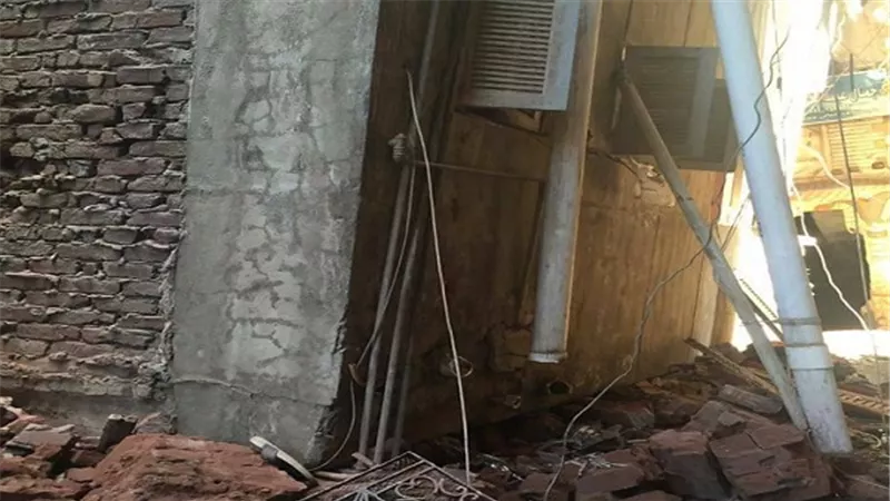 وفاة طفل واصابة الاب بسبب تصدع عقار وهبوط ارضي بالمنصورة