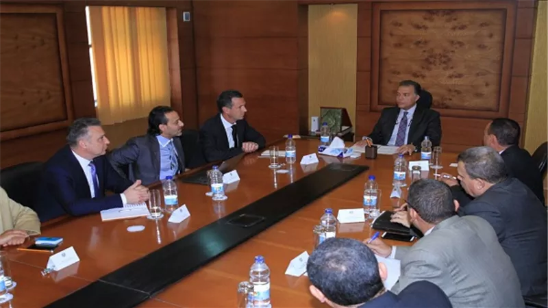 عرفات يجتمع مع وفد شركة 
