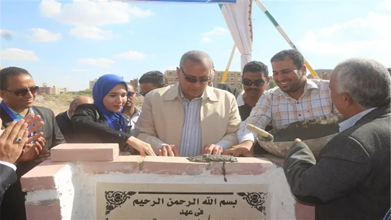 بالصور.. محافظ السويس يضع حجر الاساس لمراكز شباب بمدينتي  السلام 1 و2 والصفا 