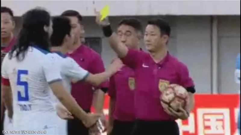 لاعب يحصل على بطاقة صفراء قبل إنطلاق المباراة.. ماذا فعل؟