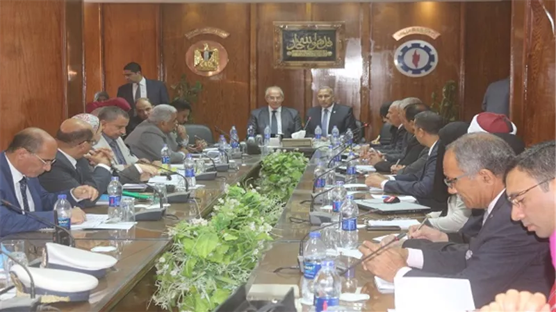  بالصور ..  تنفيذي السويس يعقد اجتماعا بحضور وزير التنمية المحلية