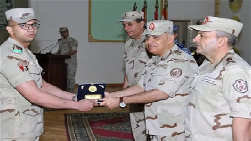 وزير الدفاع  يلتقي عدد طلبة واعضاء هيئة تدريس المعاهد العسكرية 