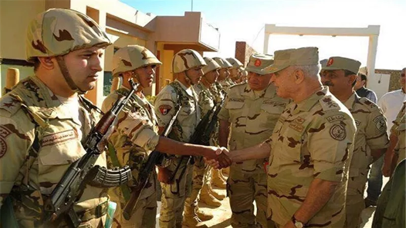 الفريق محمد فريد يقوم بجولة تفقدية لعدد من نقاط التأمين الحدودية ويلتقى برجال المنطقة الغربية العسكرية 