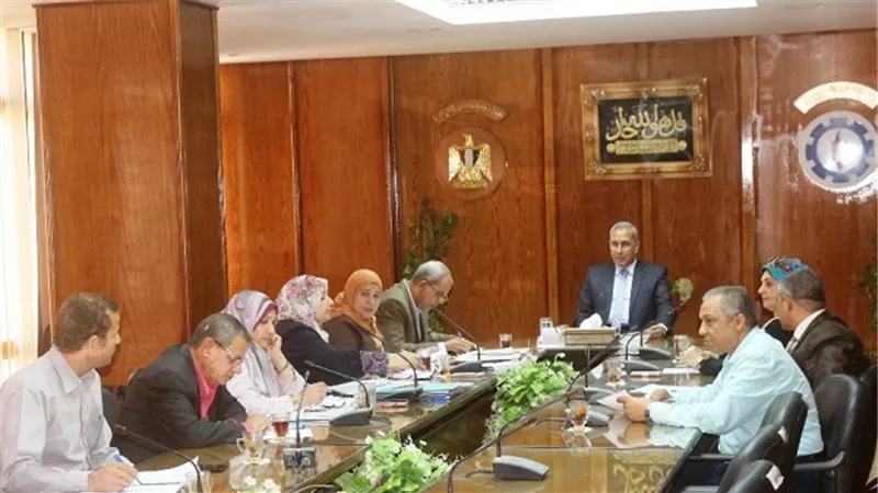  بالصور.. محافظ السويس يبحث شكاوى17 مواطناً في لقاؤه الجماهيري الـ42