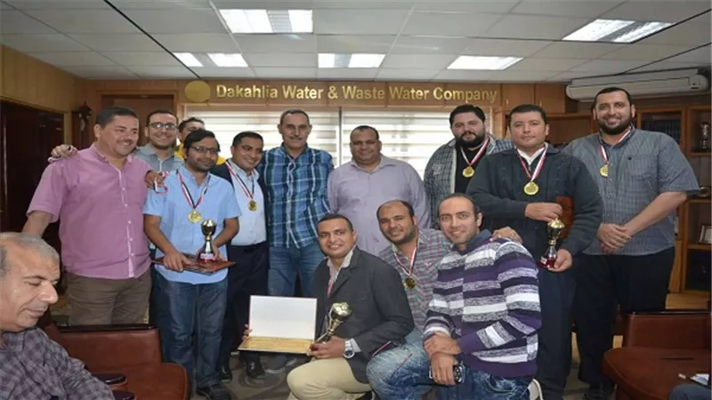 بالصور.. رئيس شركة مياه الشرب والصرف الصحي يكرم الفائزين ببطولة الشطرنج الاولي بالدقهلية 
